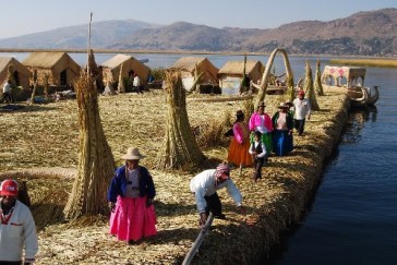 Etnia Uros en el lago Titicaca