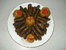 Dolma: hoja de parra rellena de arroz, carne y cebolla.